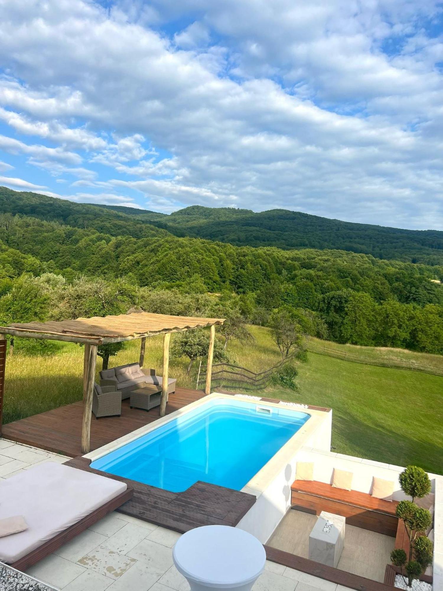 Le Chalet M - Cabana Cu O Panorama De Poveste. Surdesti  Ngoại thất bức ảnh