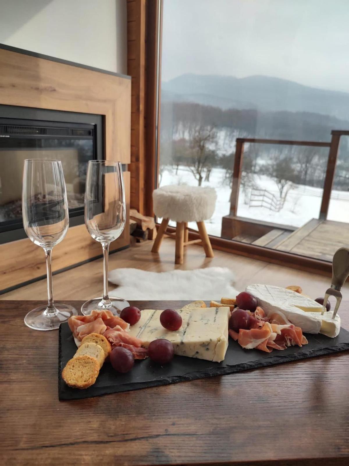 Le Chalet M - Cabana Cu O Panorama De Poveste. Surdesti  Ngoại thất bức ảnh